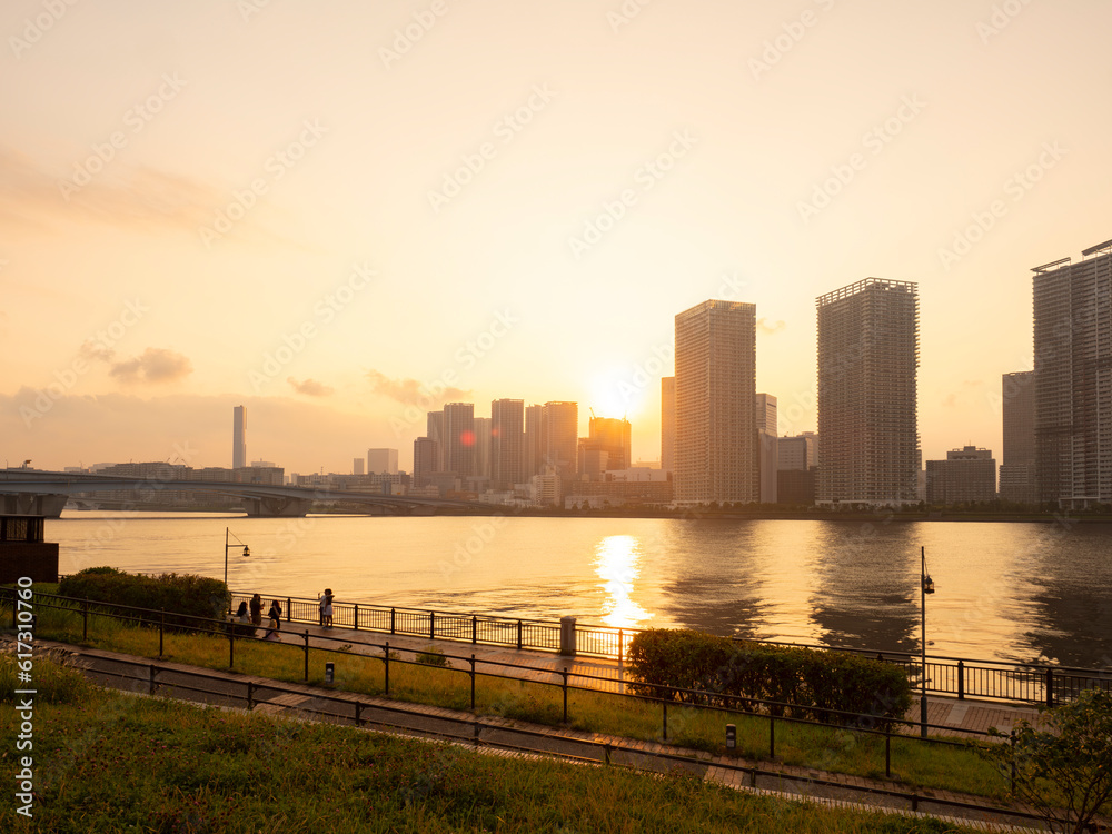 豊洲ぐるり公園の夕景 水辺の風が気持ち良い