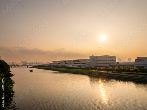 Obraz na płótnie 豊洲市場の夕景 運河に光る夕日が映える w salonie