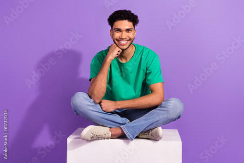Εκτύπωση καμβά Full body photo of young man sitting podium crossed legs fist touch chin minded