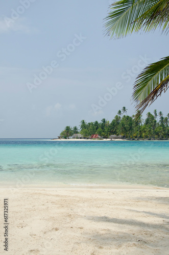 Fototapeta Naklejka Na Ścianę i Meble -  Tropical beach with palm trees during a sunny day, Guna Yala Comarca, Panama - stock photo