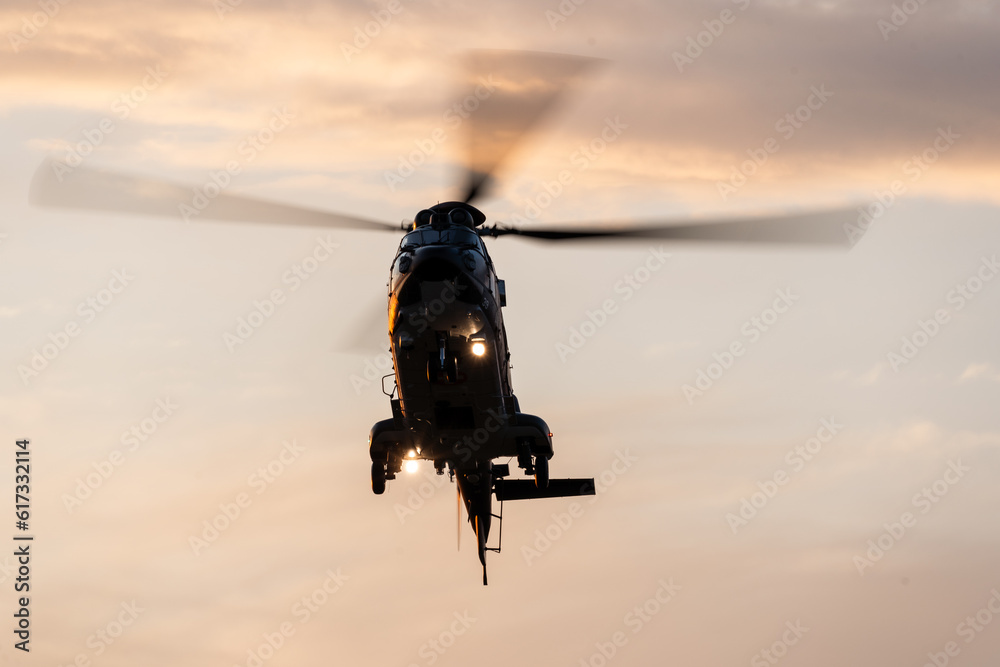 Obraz premium Helikopter na tle wieczornego nieba