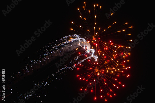 Samolot wystrzeliwujący fajerwerki podczas nocnych pokazów lotniczych