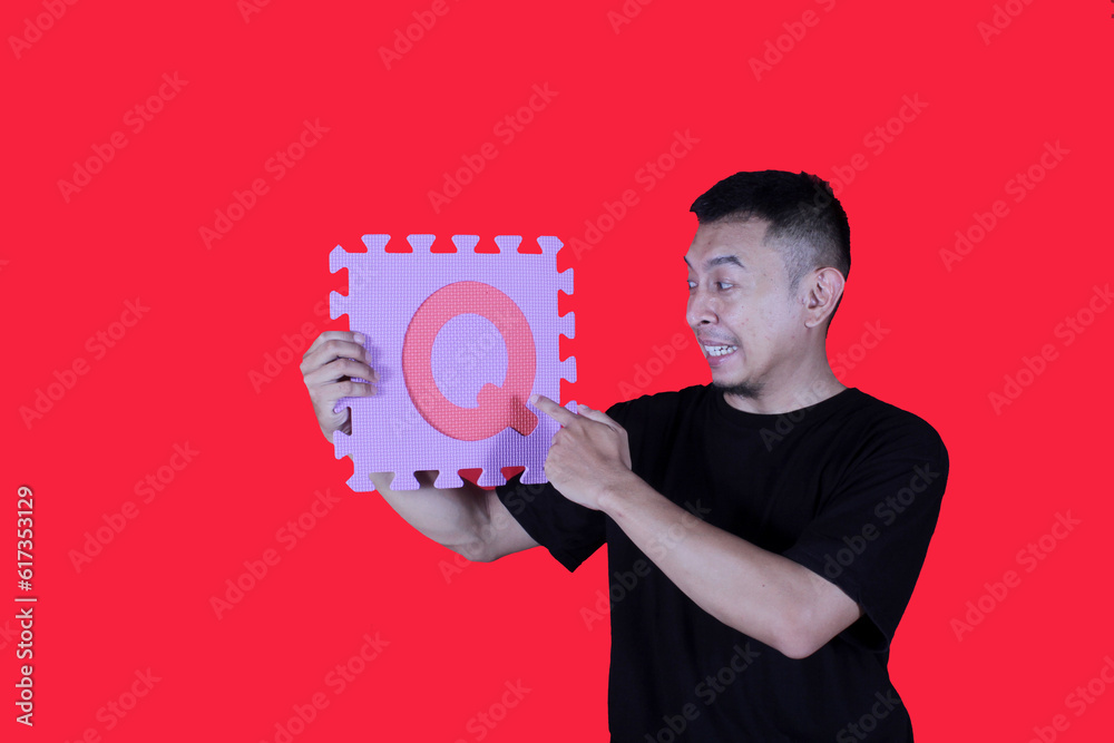 asian man confidently explains learning letters, mentioning the letter Q with the help of learning media
asian man confidently explains learning letters, mentioning the letter Q with the help of learning media