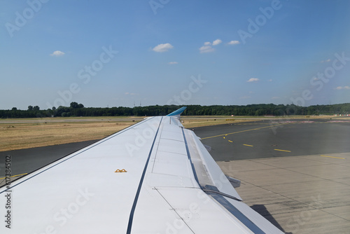flug über düsseldorf, deutschland