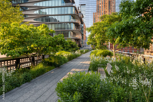 The High Line Park promenade in summer. Elevated greenway in the heart of Chelsea, Manhattan. New York City © Francois Roux