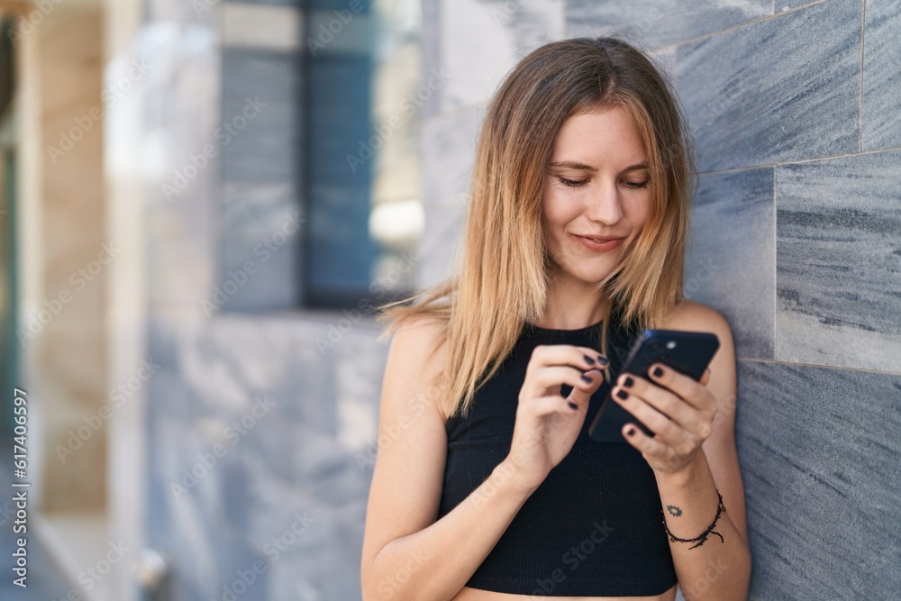 © Krakenimages.com - Young blonde woman using smartphone smiling at street © Krakenimages.com - Young blonde woman using smartphone smiling at street