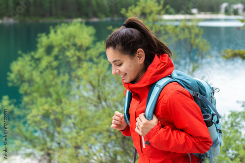 Фотография Close up portrait of a woman hiking enjoying the freshness of mountains air