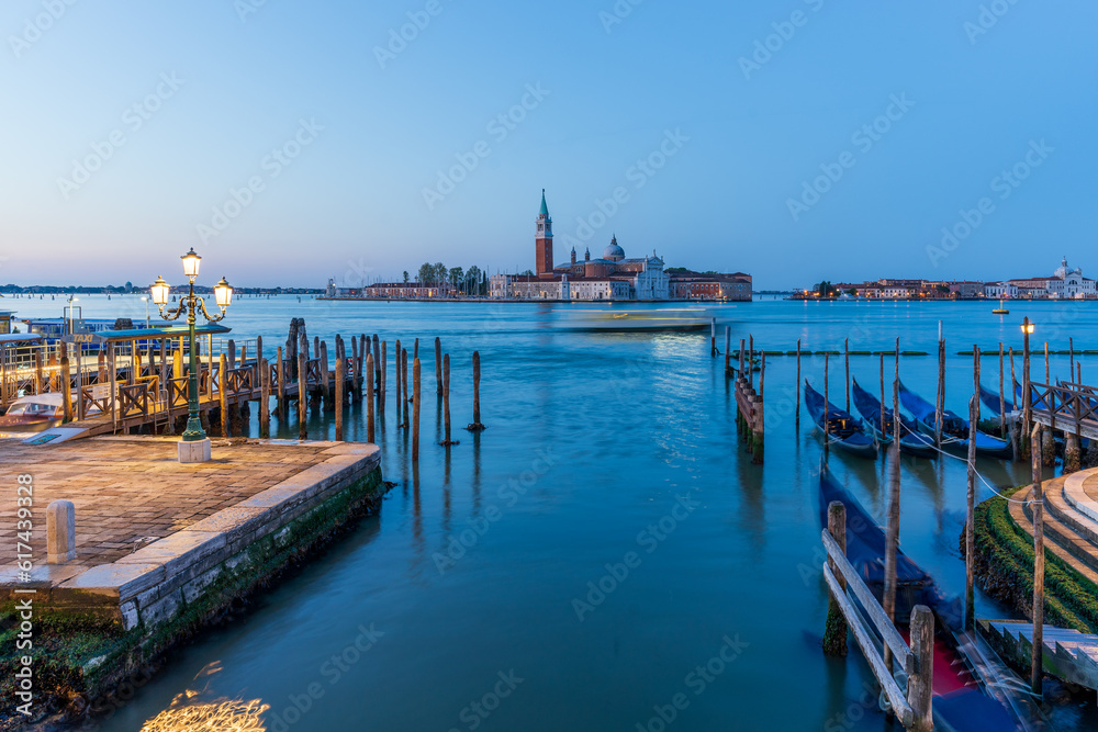 Obraz premium Canals side view in Venice