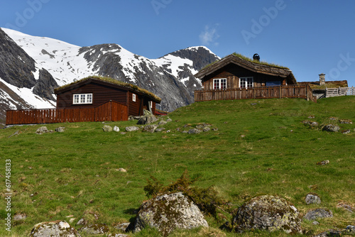 Norwegische Häuser im schneebedecktem Gebirge  photo