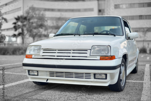 A frontal photo of a French white Hot hatch © Felix Tchvertkin