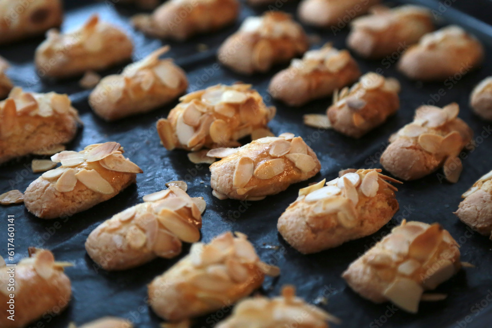 selbstgemachte Mandelkekse auf einem Backblech selbstgemachte Mandelkekse auf einem Backblech