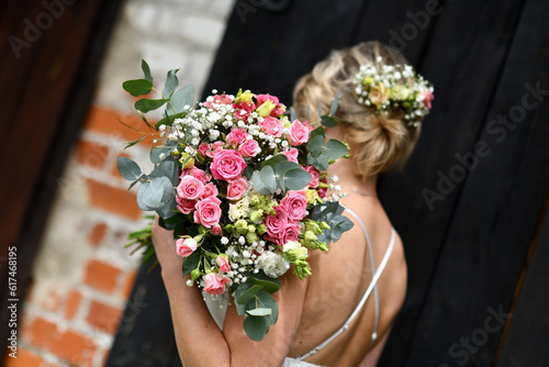 bride with a bouquet of pink roses