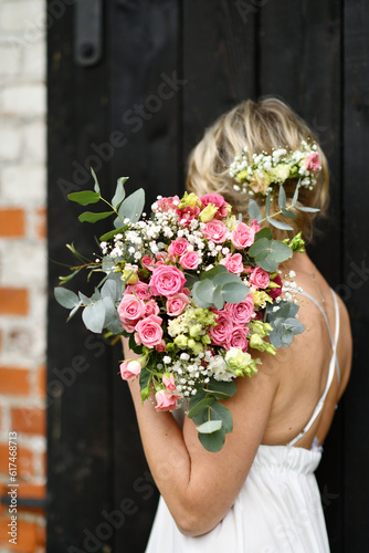 bride with a bouquet of roses