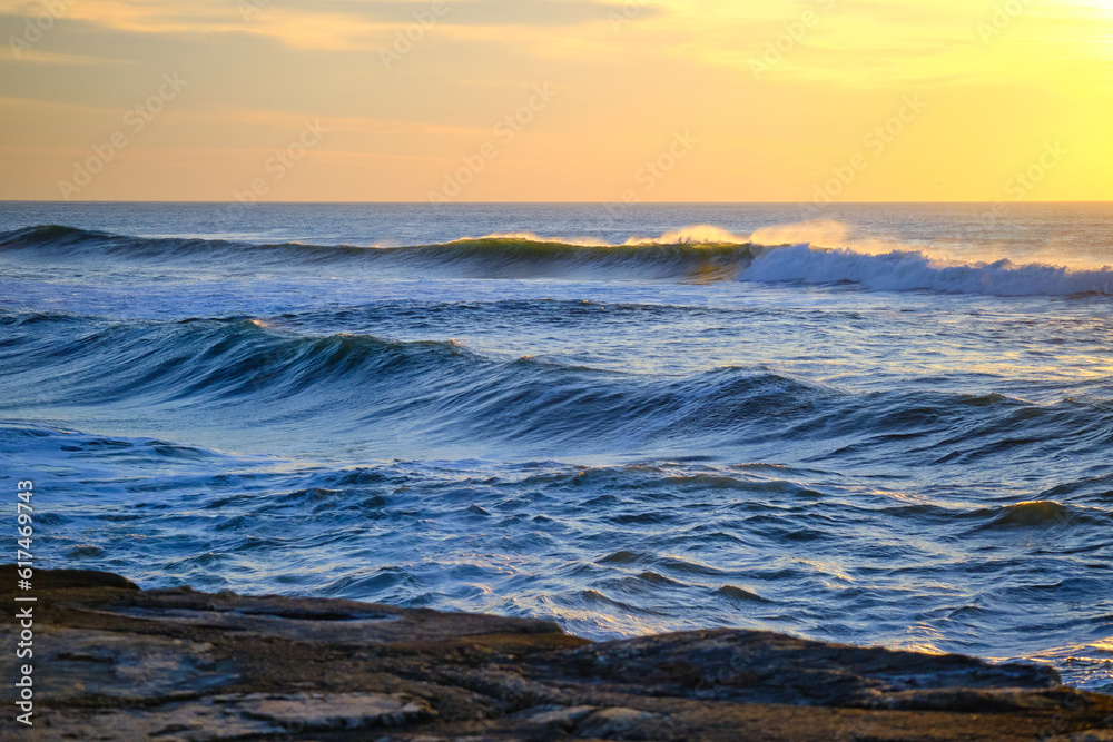 Naklejka premium Vagues au coucher du soleil, Portugal