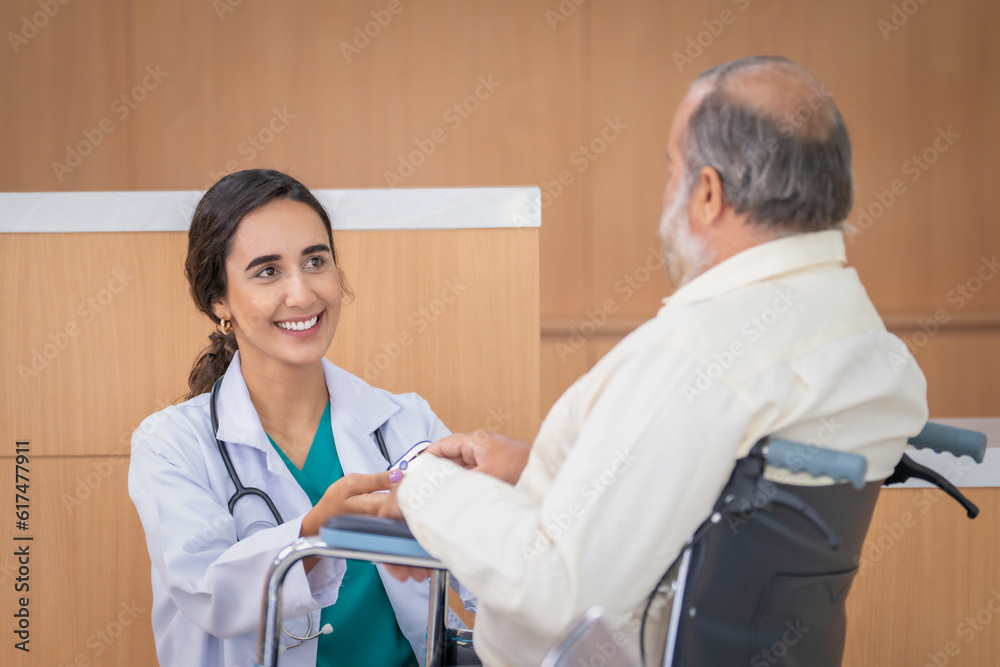 Obraz premium Professional Medical Doctor diagnosing and giving advice to the elderly patient at hospital.