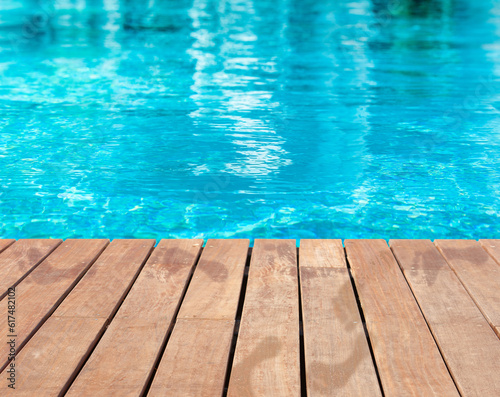 Traces de pas humides sur plage de piscine en bois