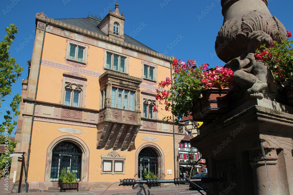 Φωτογραφία town hall and fountian in obernai in alsace (france)