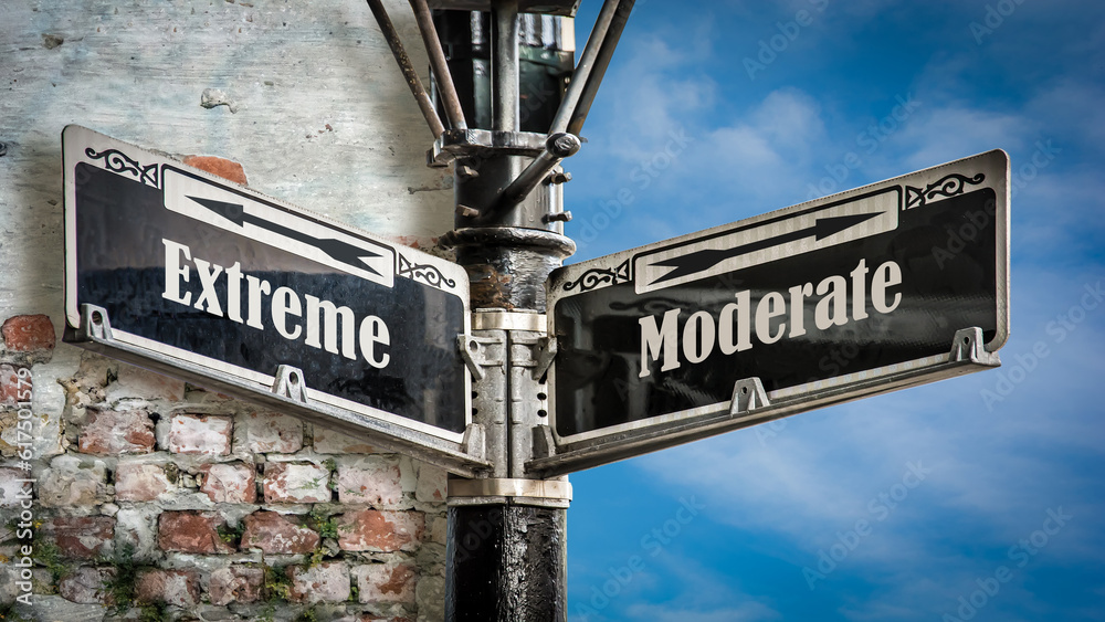 Obraz premium Street Sign Moderate versus Extreme