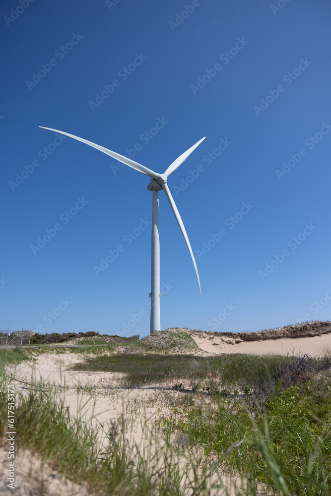 Éolienne sur ciel bleu, verticale Éolienne sur ciel bleu, verticale