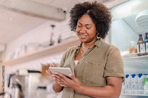 atendente de uma cafeteria no Brasil usando um tablet para anotar o pedido do cliente photo