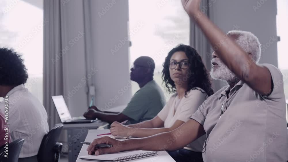 aluno idoso Brasileiro comemorando com o professor apos acertar uma questao de matematica em um curso para adultos e idosos no Brasil