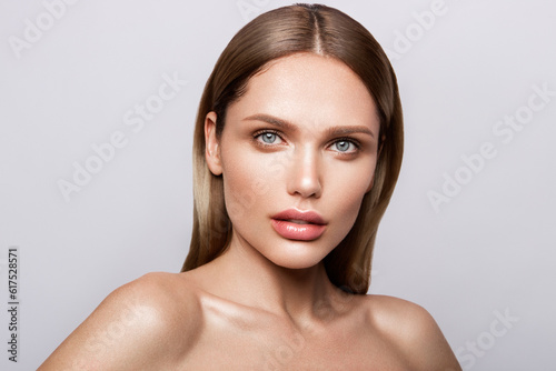 Obraz na płótnie Beauty portrait of model with natural make-up