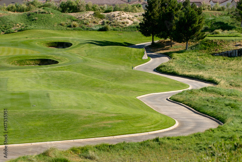 Foto Image of a Winding cart path on golf course