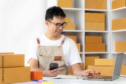 start a small business SME business owners, male entrepreneurs Write the receipt box address. and check orders online To prepare to pack boxes for sale to customers, online sme business ideas