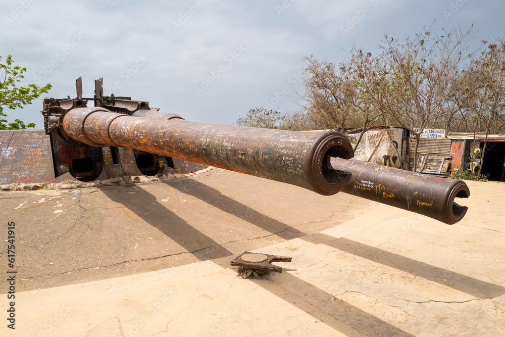 Les canons français qui défendaient l'île de Gorée au large de Dakar au Sénégal en Afrique occidentale 