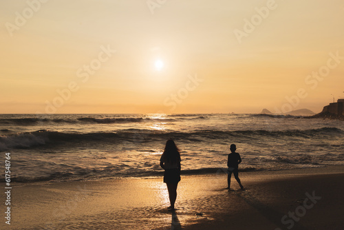 silueta de mujer joven frente al atardecer sobre el mar, sunset. concepto de paz. mirar al horizonte, pensar. 