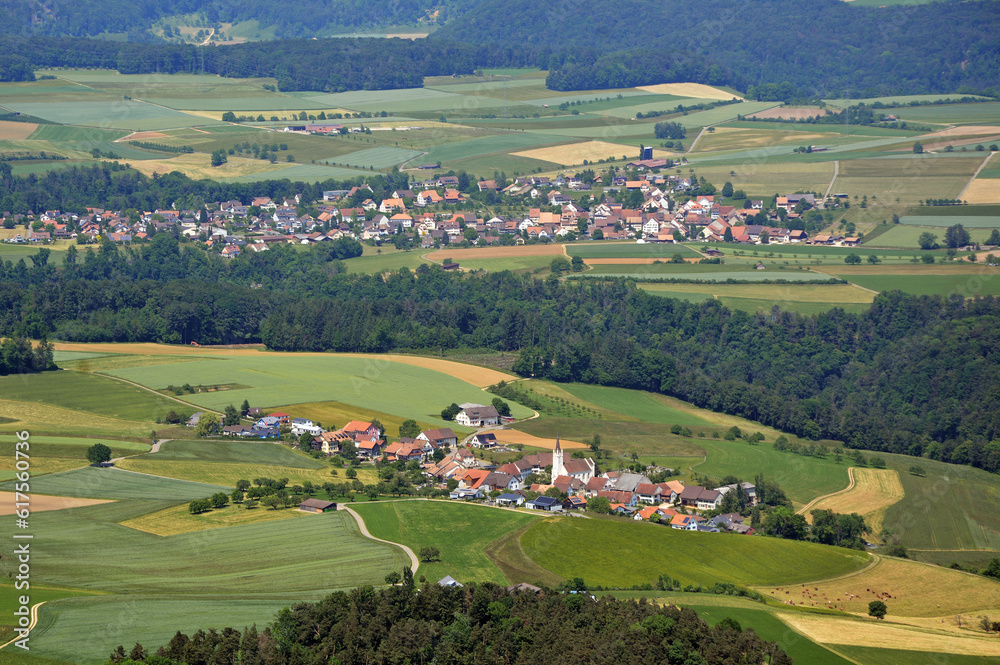 Blick auf die Dörfer Kilchberg und Wenslingen bei Sissach, Basel Landschaft, Schweiz