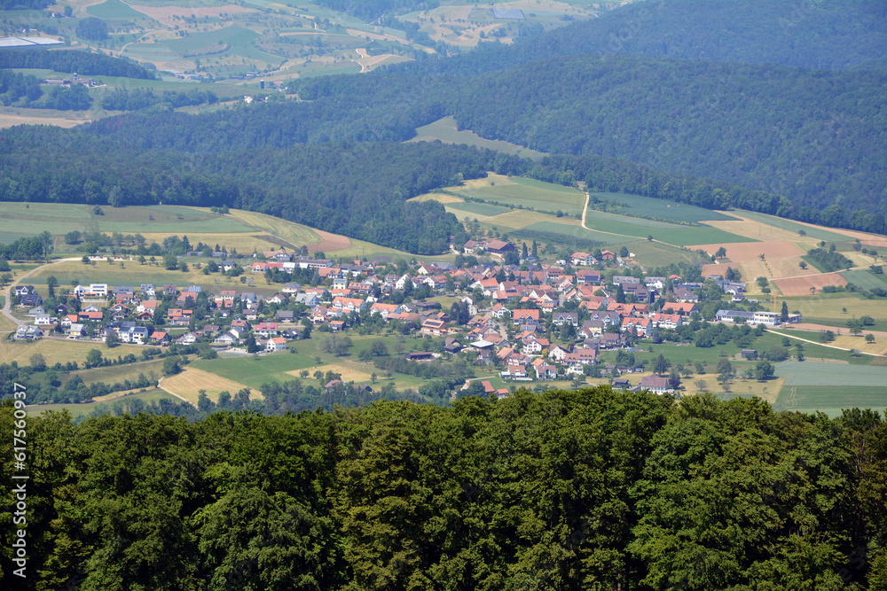 Fototapeta premium Blick vom Wisenberg auf Rünenberg bei Sissach, Basel Landschaft, Schweiz