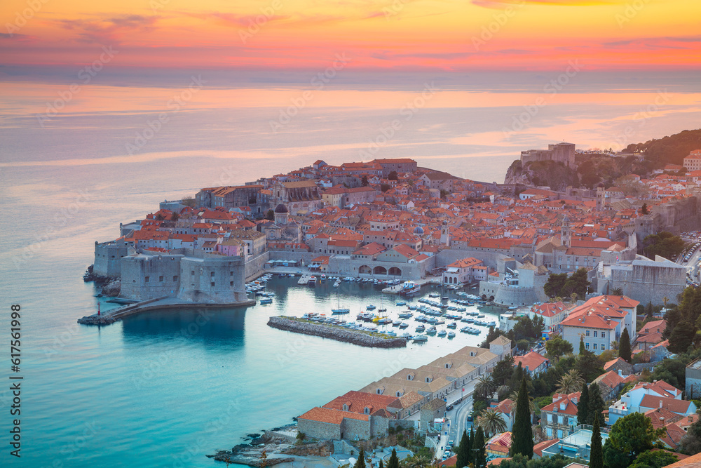 Fototapeta premium Beautiful romantic old town of Dubrovnik during sunset.