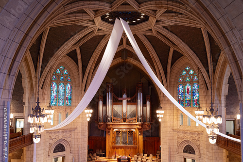 Foto sanctuary and stained glass windows under rib vaulted ceiling of historic method