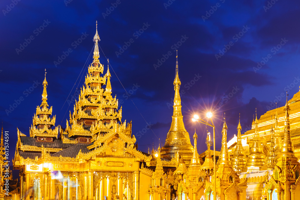 Fototapeta premium Shwedagon Pagoda at night , Myanmar (Burma) Yangon landmark