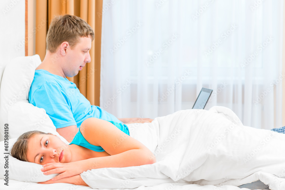 woman offended by her husband to play computer games