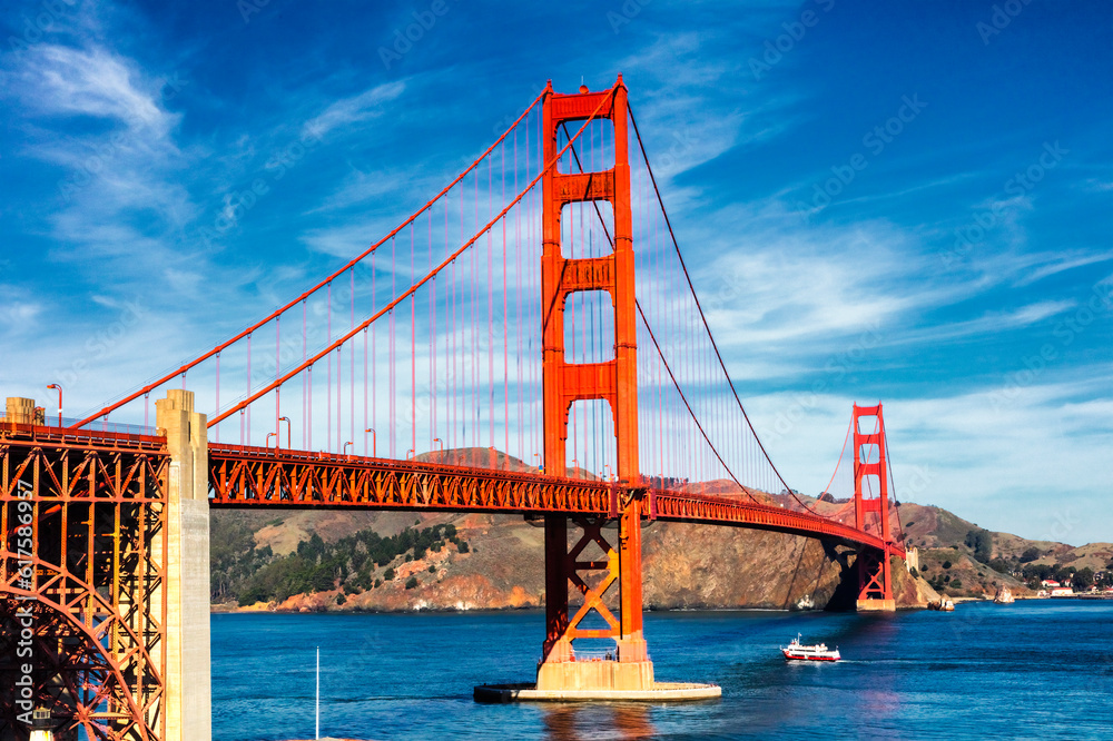 Fototapeta premium The Golden Gate Bridge in San Francisco bay