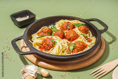 Classic italian spaghetti w...