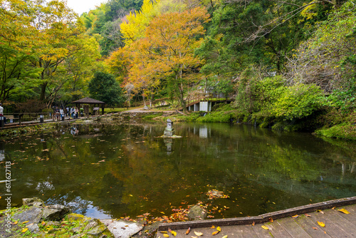 紅葉に映える神話の里、高千穂峡(おのころ池)風景
Takachiho Gorge (Onokoro Pond), a mythical village that shines in autumn leaves
「神々を祀る神社が数多くある神話の里」
日本(秋)2022年撮影
Japan (Autumn) Taken in 2022
九州・宮崎県西臼杵郡高千穂町
高千穂峡 photo