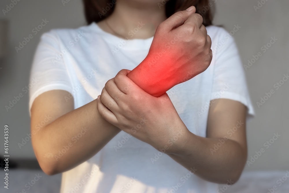 Obraz premium Pain at the wrist joint of Asian woman.