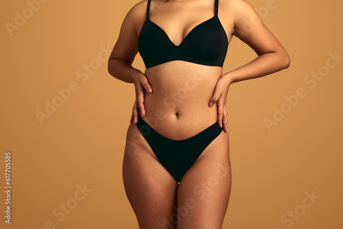 Cuadro en lienzo Crop woman in underwear with hands on waist