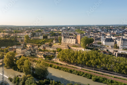 vue aérienne par drone du Boulevard des Pyrénées en fin de journée, lumière chaude, Pau, France