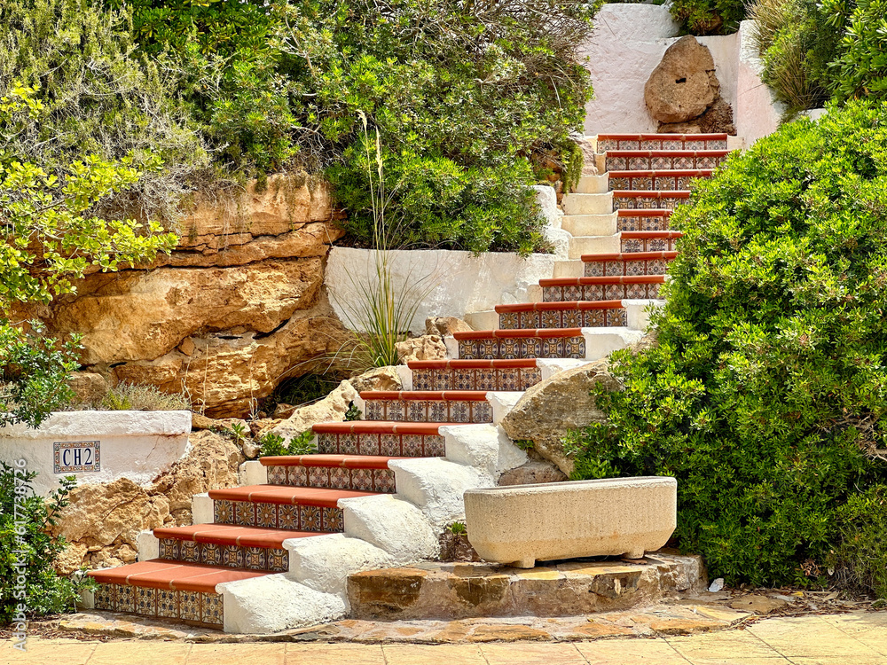 Typische Treppe mit bunten Kacheln vor einem Haus auf Menorca