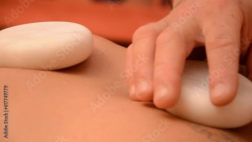 massaggio con pietre laviche in un centro benessere photo