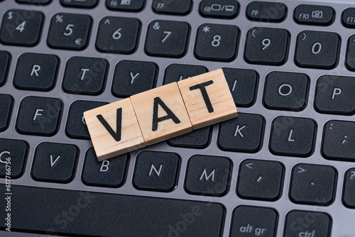 Napis VAT ułożony na klawiaturze komputera