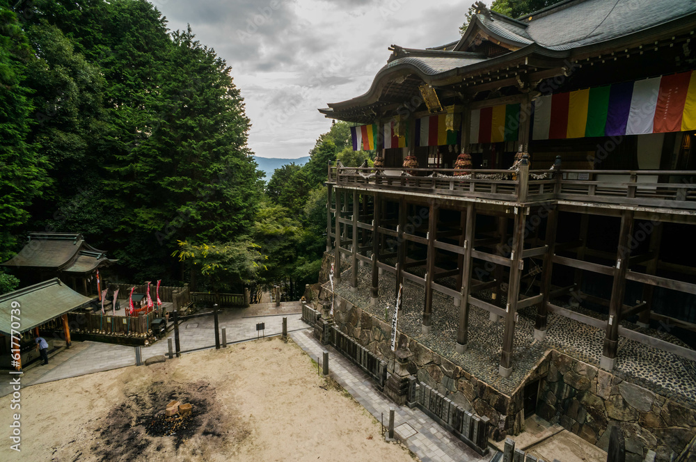 Obraz premium 京都 狸山不動院の巨大な本堂と遠くに見える京都市内の風景