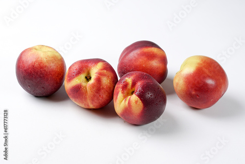 Wallpaper Mural Pesche nettarine su sfondo bianco Torontodigital.ca