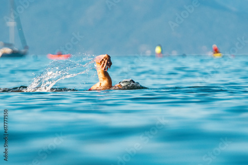 atletas nadando em natação de águas abertas no oceano  no verão photo