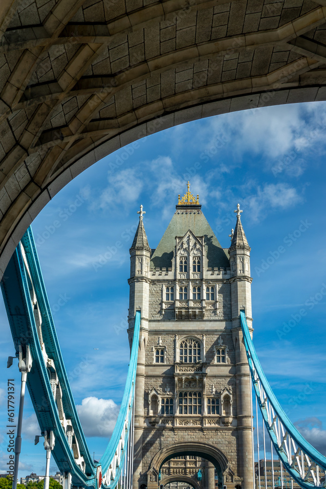 Obraz premium Front view of the Tower Bridge in London, UK