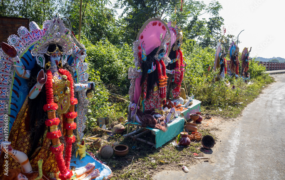 Obraz premium Lost Devotion: Abandoned Idols of Kali After Puja at Roadside